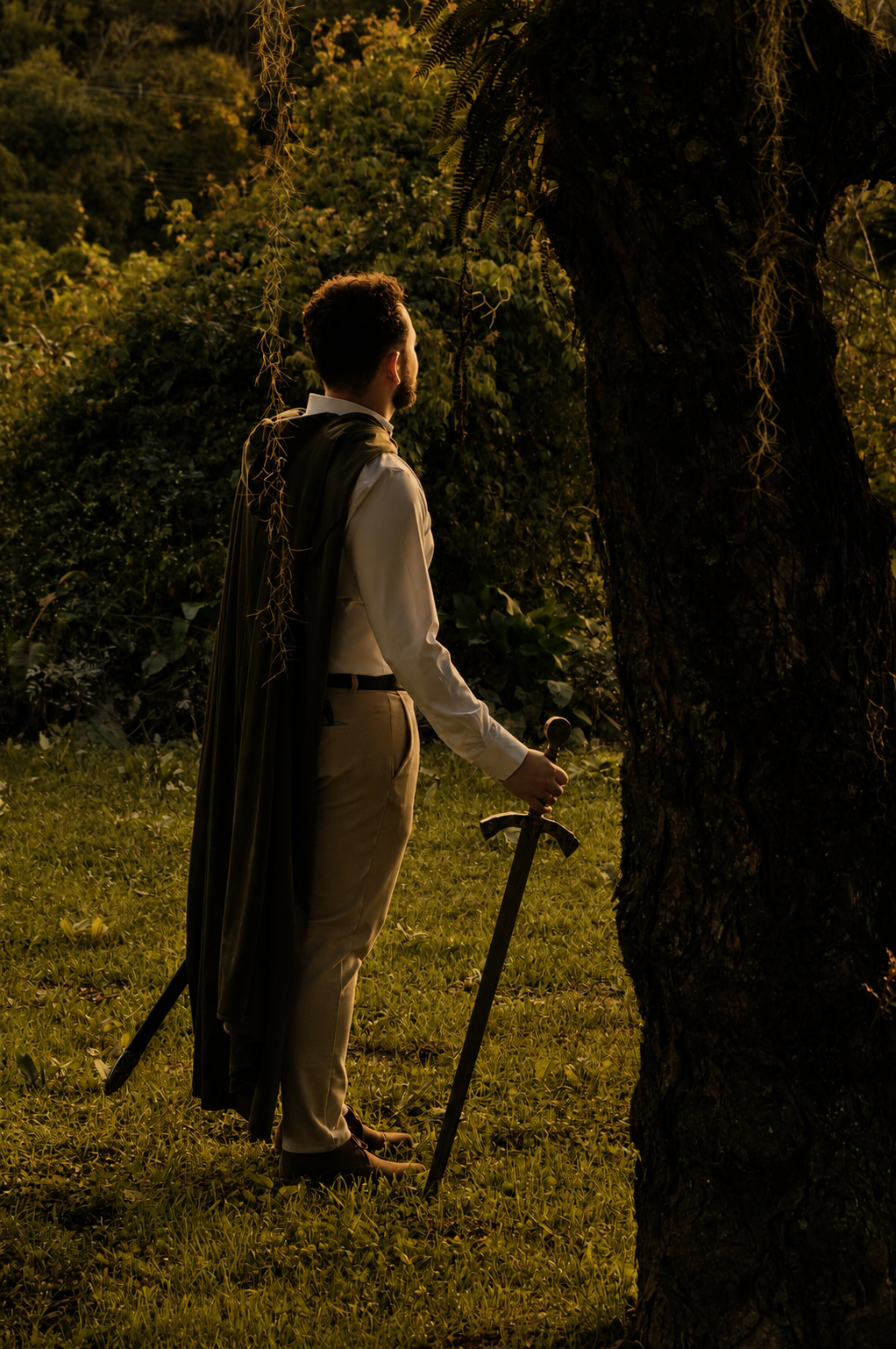 Eduardo em meio à natureza, segurando uma espada