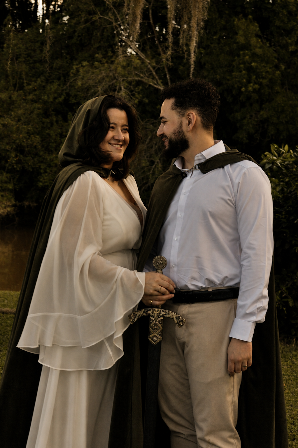 Eduardo e Luiza em retrato romântico à beira do lago