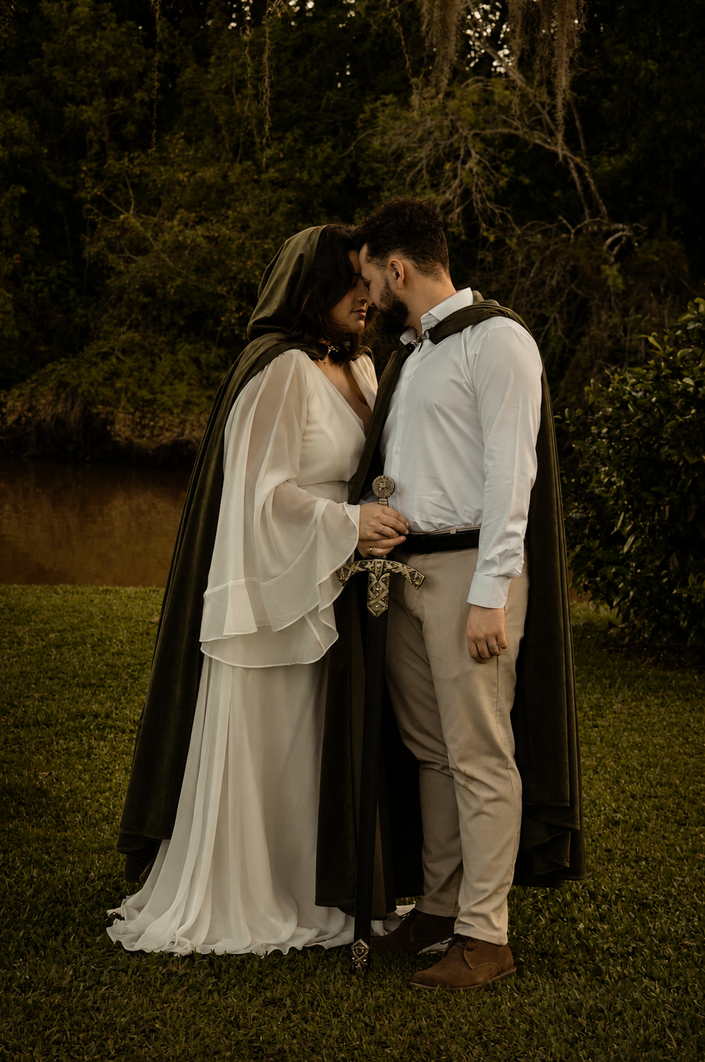 Eduardo e Luiza em retrato romântico à beira do rio